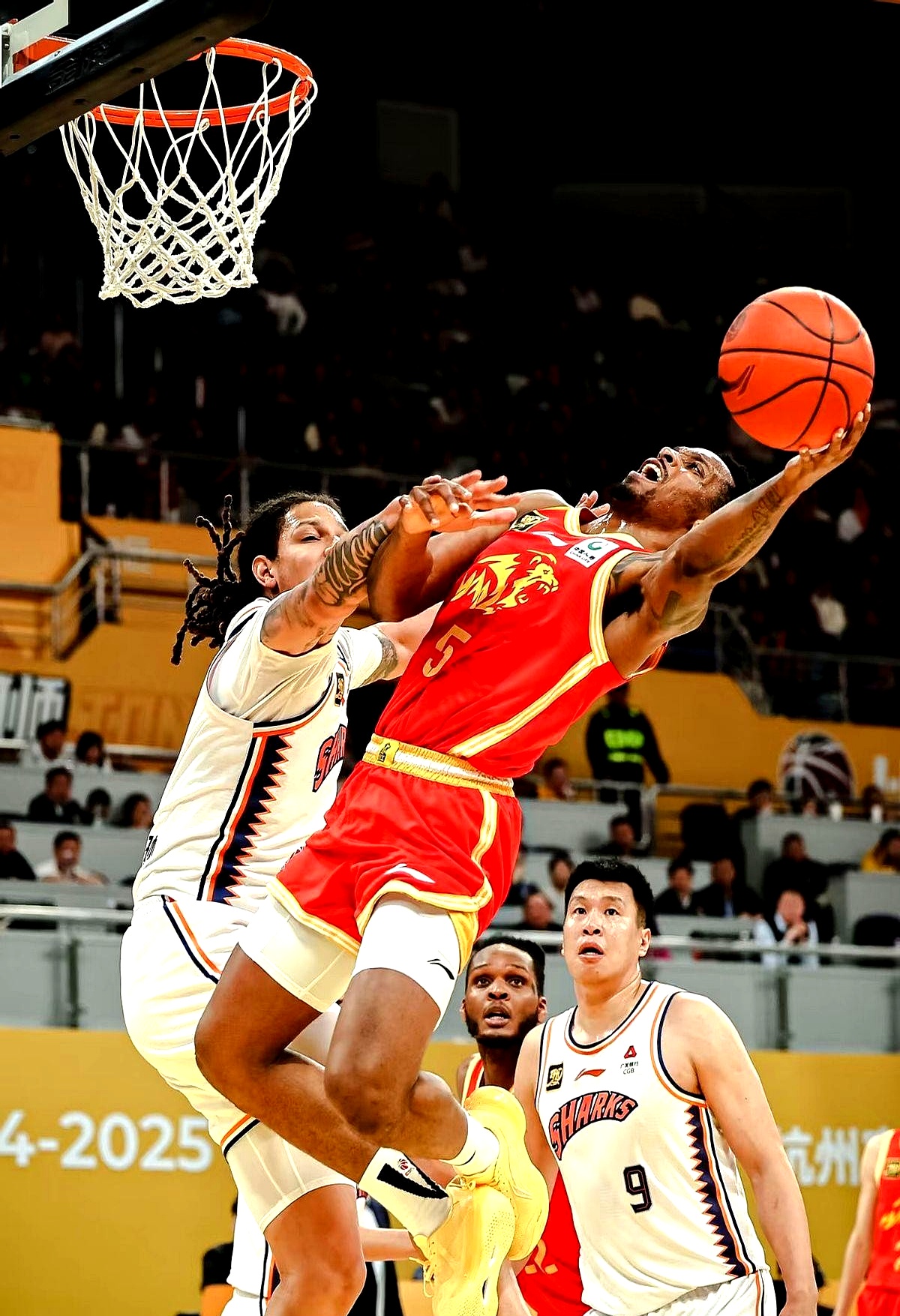 贝博体育 -广州队训练开放日；关键时刻外线爆发引欢呼；NBA常规赛在即；球队文化再被提及 